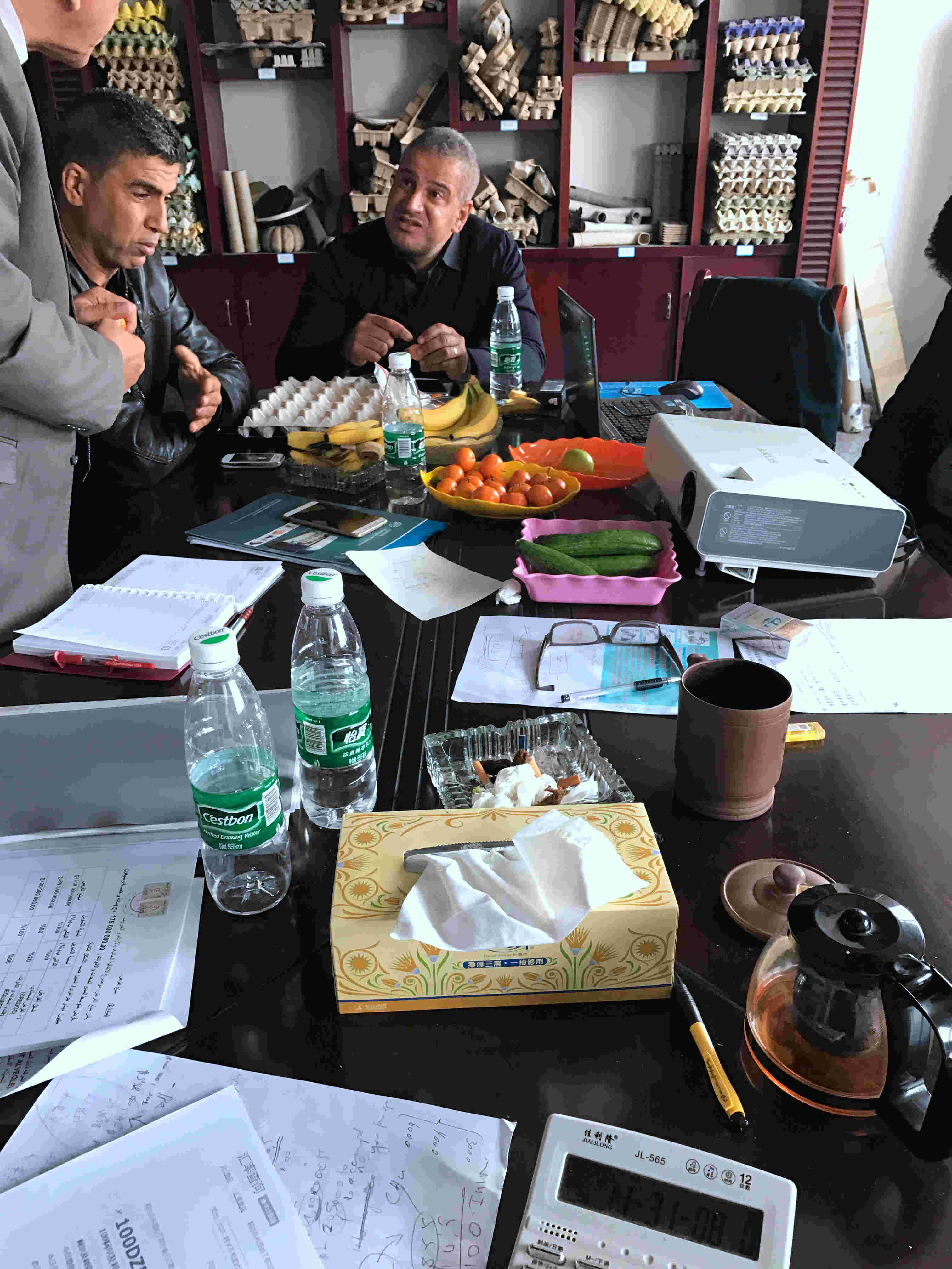 阿爾及利亞雙臺(tái)對輥式成型設(shè)備客戶來訪